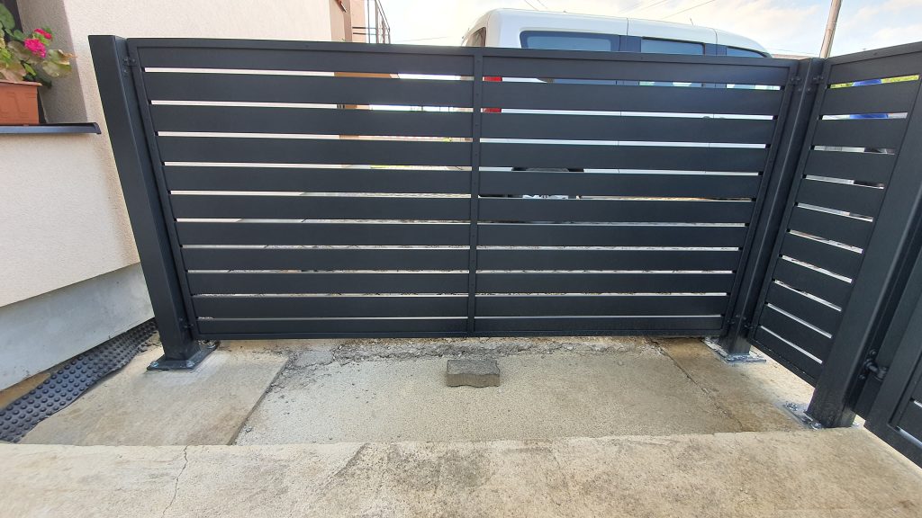 Dvojkrídlová brána, bránička a plotové dielce s kotvením na naše stĺpy