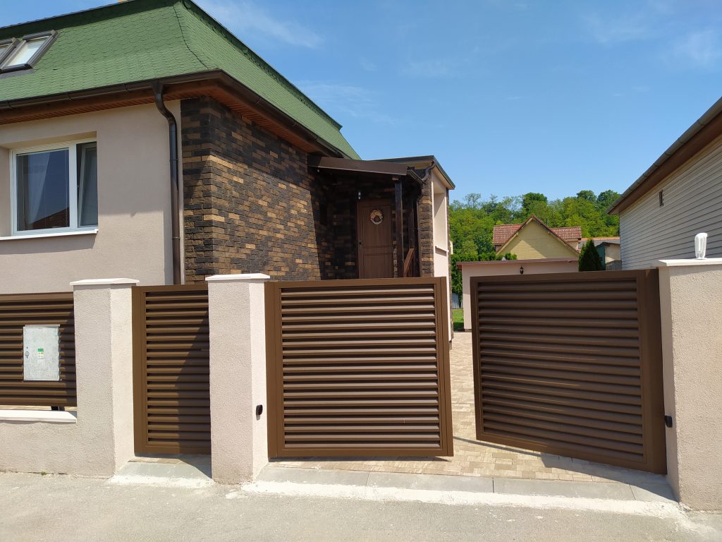 Dvojkrídlová brána, bránička a plotové dielce