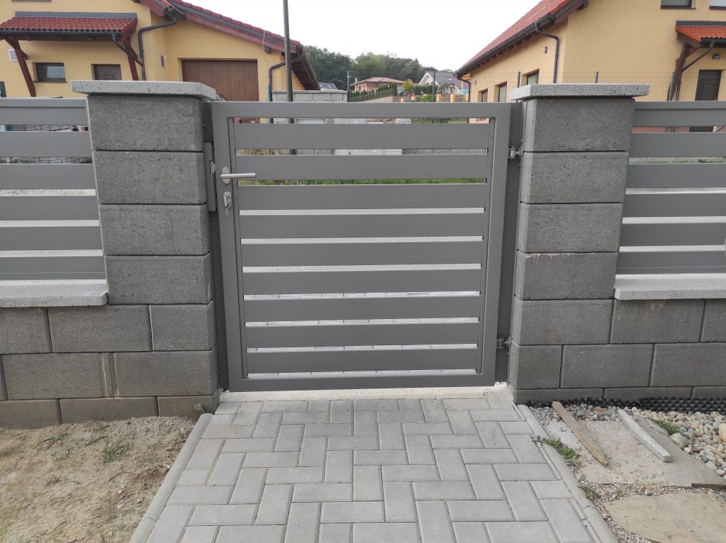 Posuvná samonosná brána s bráničkou a plotové dielce