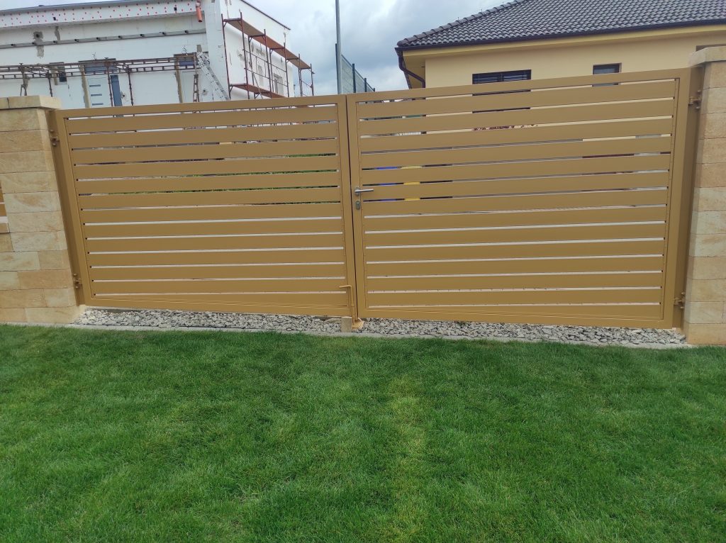Dvojkrídlová brána s bráničkami a plotovými dielcami