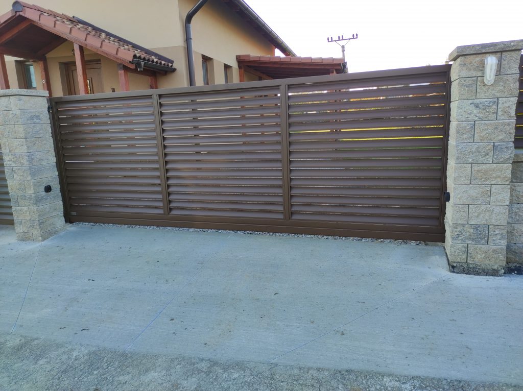 Posuvná samonosná brána s bráničkou a plotovými dielcami