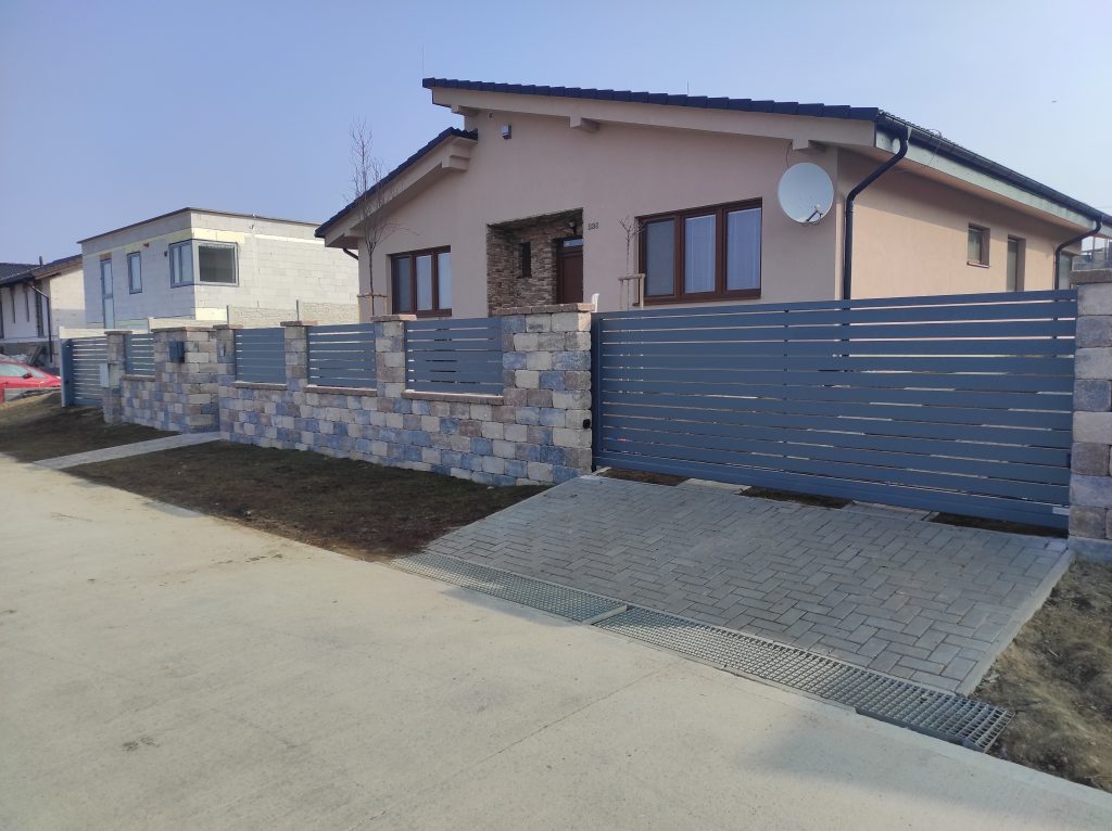 Samonosné brány s bráničkou a oplotením