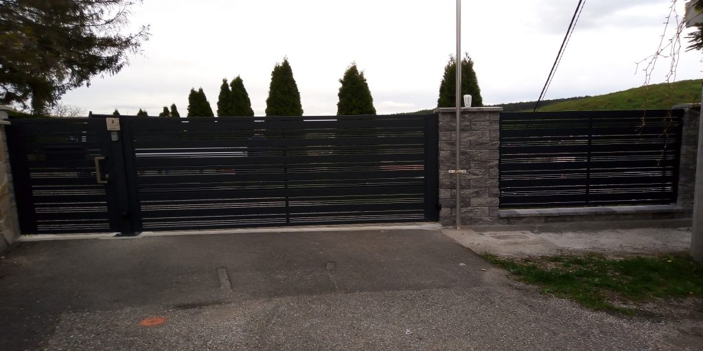 Jednokrídlová brána s bráničkou a plotovým dielcom