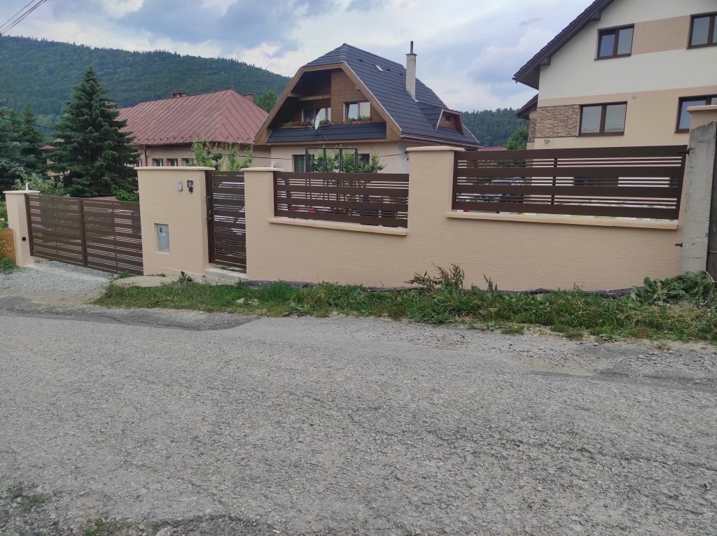 Dvojkrídlová brána s bráničkou a oplotením