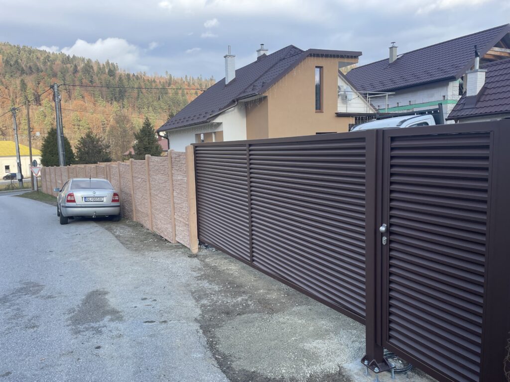 V obci Prakovce sme realizovali projekt zahŕňajúci plne automatizovanú samonosnú bránu s LED majákom a dve vstupné bráničky s nerezovým kovaním